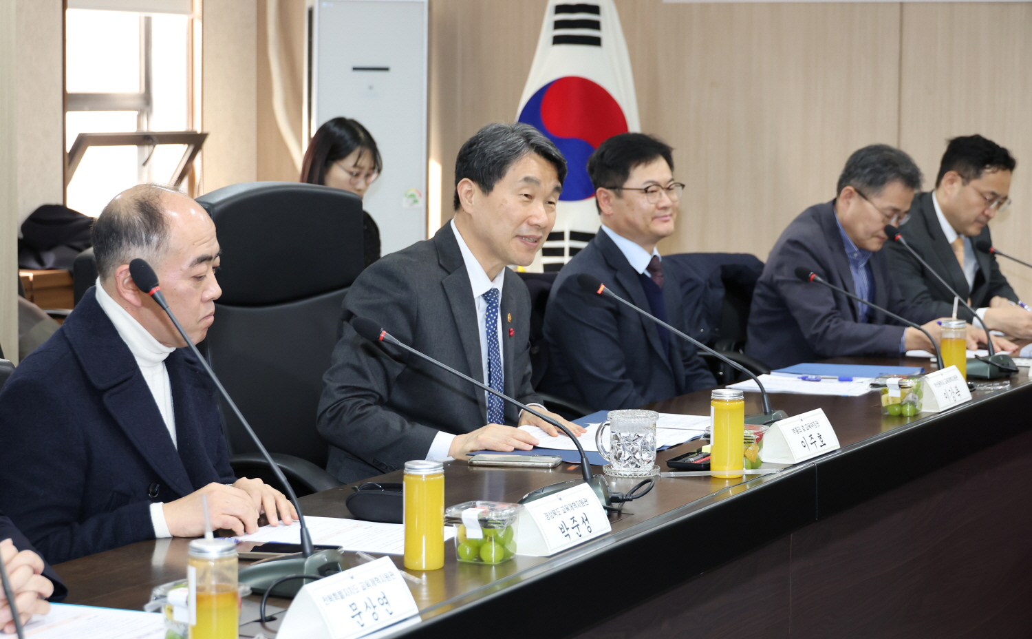 이주호 부총리 겸 교육부 장관은 1월 21일(화), 한국교육시설안전원에서 지역 격차를 해소하고 모든 지역의 균형 있는 성장을 도모하기 위한 현장 의견을 청취하기 위해 제63차 함께 차담회를 개최했다.