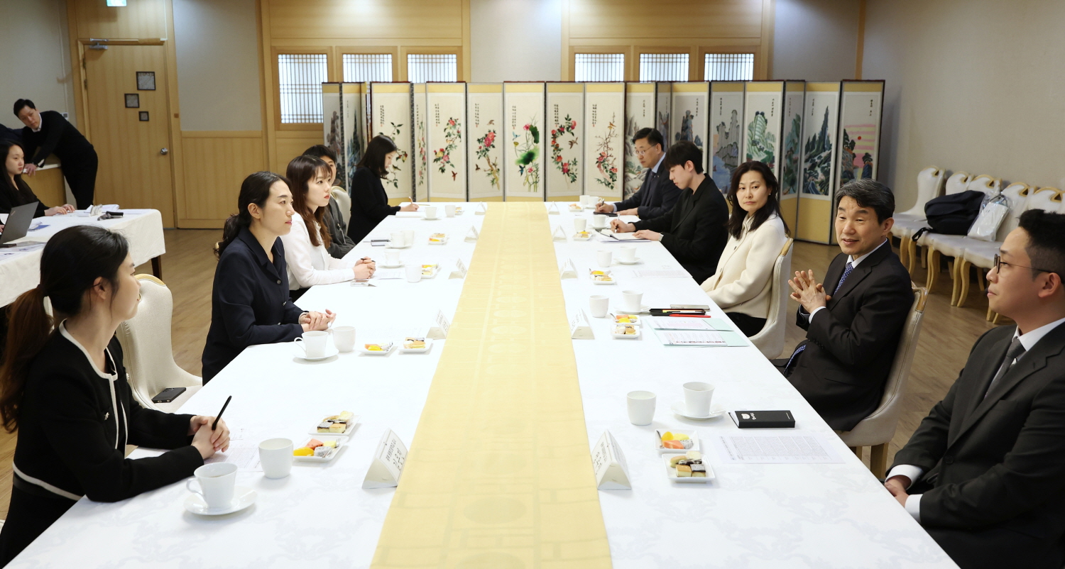 이주호 부총리 겸 교육부 장관은 3월 11일(화), 정부서울청사에서 글로벌 역량 강화 연수에 참여한 교사들과 ‘제70차 함께차담회’를 개최했다.