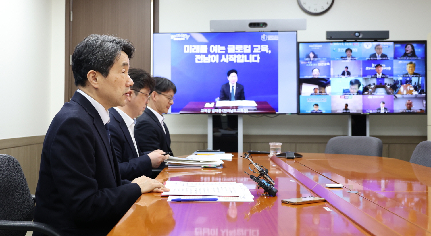 이주호 부총리 겸 교육부 장관은 3월 14일(금), 사교육 경감을 위한 교육부-교육청 협력 및 대응방안을 논의하기 위해 부총리-시도교육감 간담회를 개최했다.