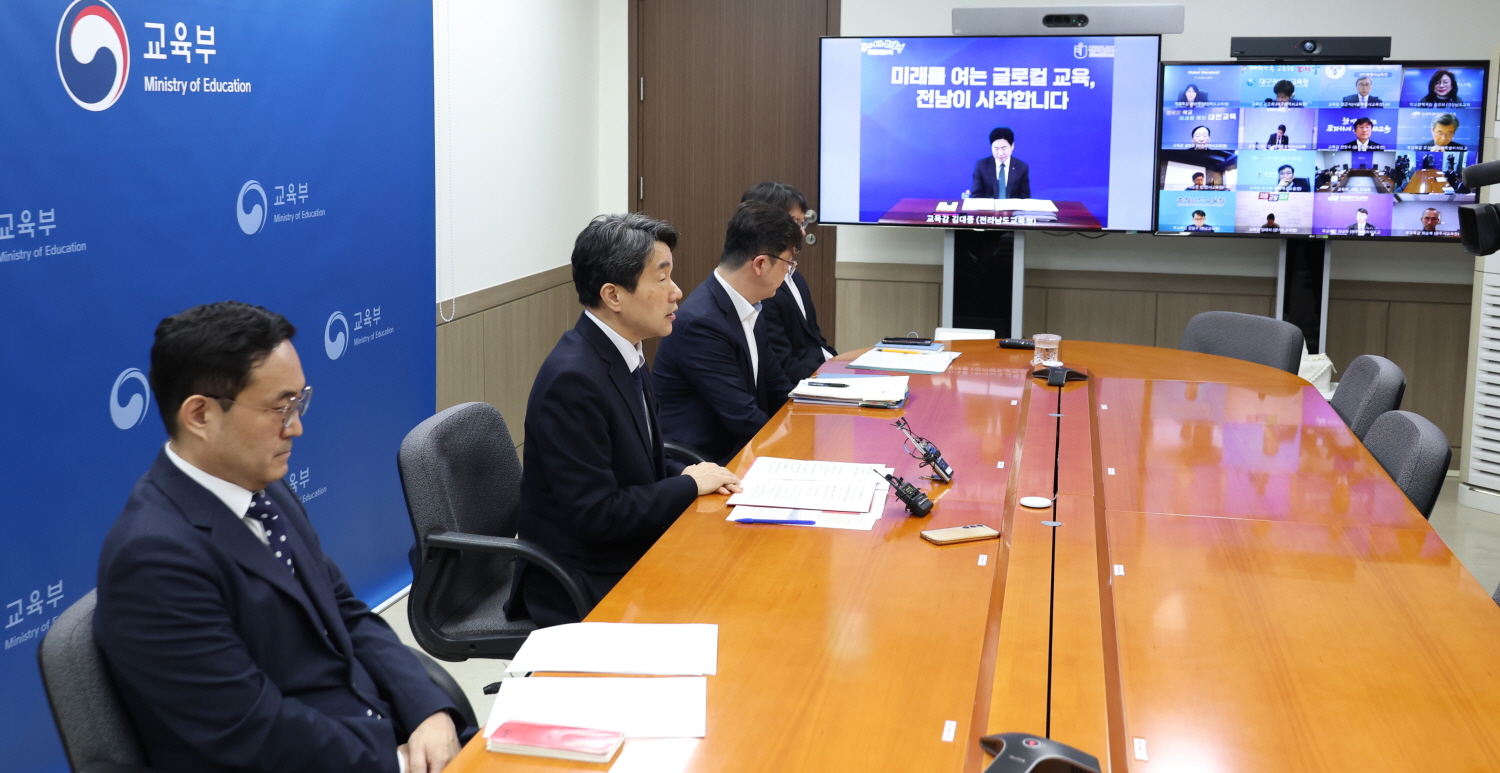 이주호 부총리 겸 교육부 장관은 3월 14일(금), 사교육 경감을 위한 교육부-교육청 협력 및 대응방안을 논의하기 위해 부총리-시도교육감 간담회를 개최했다.