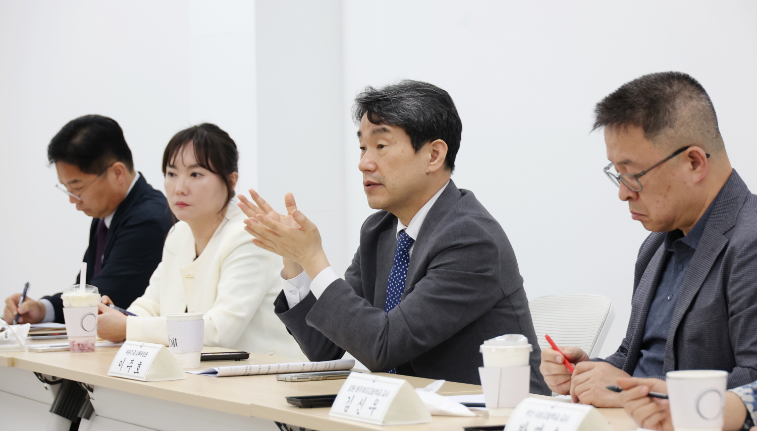 이주호 부총리 겸 교육부 장관은 5월 1일(목), 서울 올림픽공원에서 진로전담교사와 함께 ‘고교학점제 안착을 위한 진로전담교사의 역할’을 주제로 ‘제75차 함께차담회’를 개최했다.
