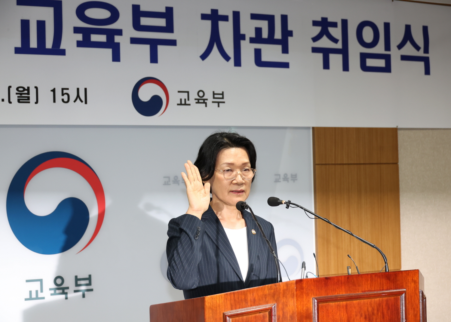 최은옥 교육부 차관이 7월 14일(월), 정부세종청사에서 열린 제65대 교육부 차관 취임식에 참석해 취임선서 및 취임사를 하고 있다.