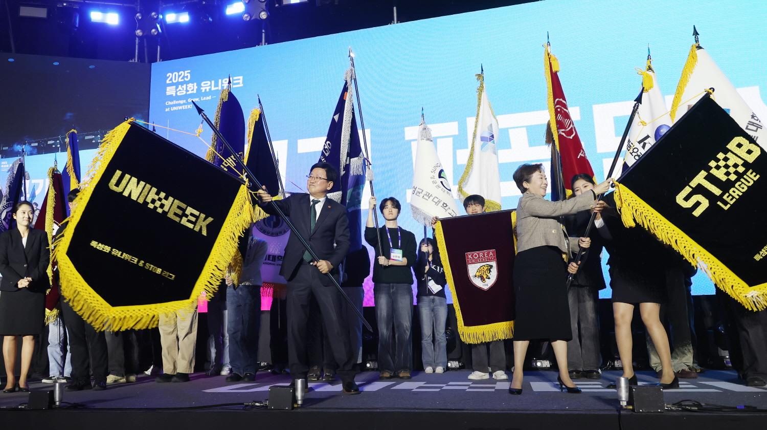 교육부와 한국산업기술진흥원은 11월 19일(수)부터 11월 21일(금)까지 일산 킨텍스에서 첨단산업 특성화대학 학생들을 위한 축제인 ‘유니위크(Uni-Week)’를 개최했다.