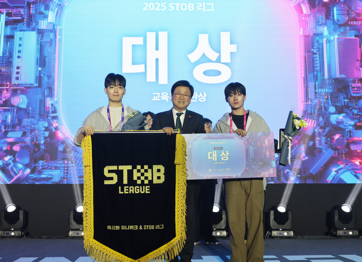 교육부와 한국산업기술진흥원은 11월 19일(수)부터 11월 21일(금)까지 일산 킨텍스에서 첨단산업 특성화대학 학생들을 위한 축제인 ‘유니위크(Uni-Week)’를 개최했다.