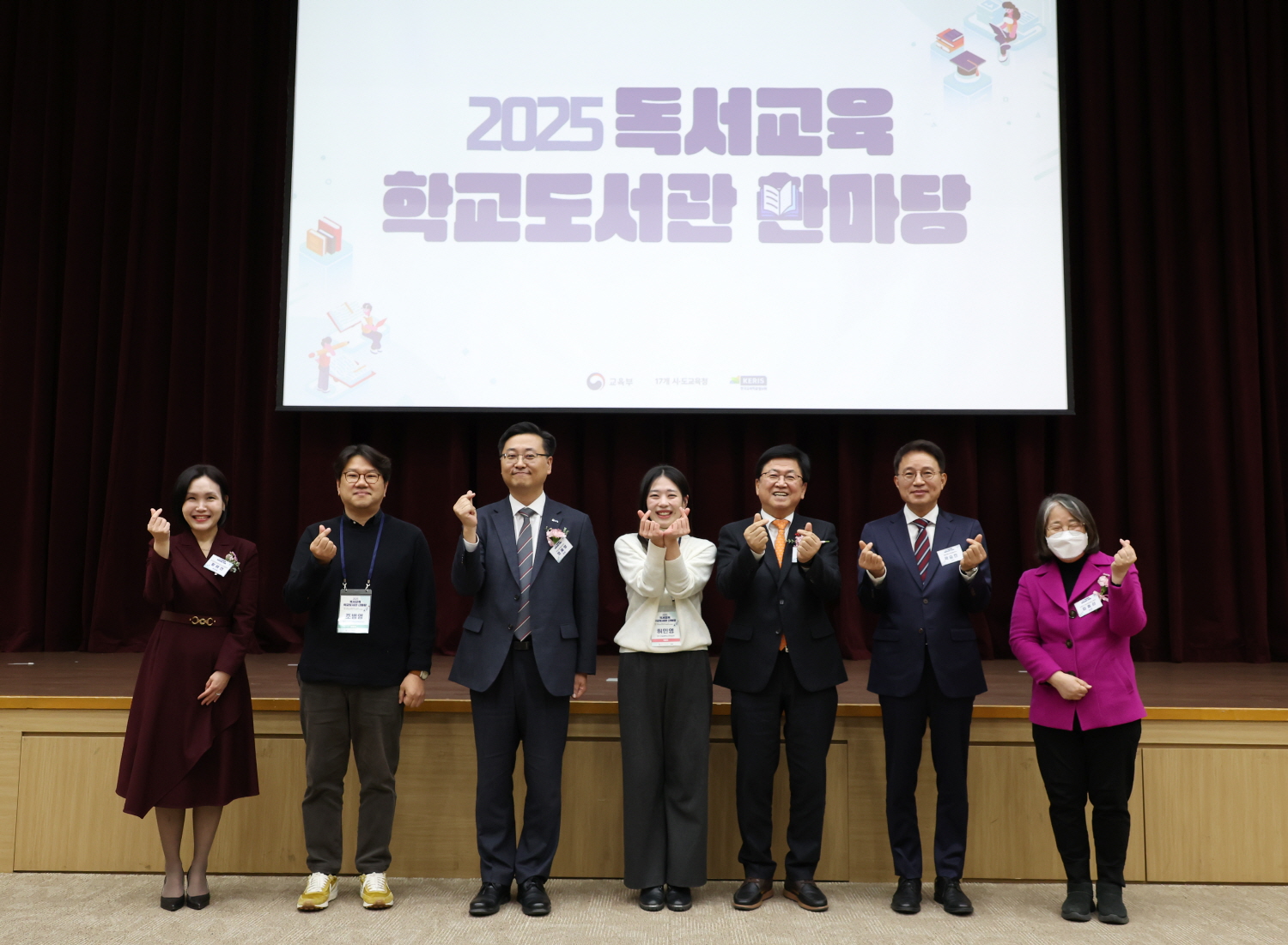 최교진 교육부 장관은 11월 28일(금), 정부세종컨벤션센터에서 책으로 펼치는 교육, 미래를 여는 아이들을 주제로 열린 2025 독서교육·학교도서관 한마당에 참석했다.