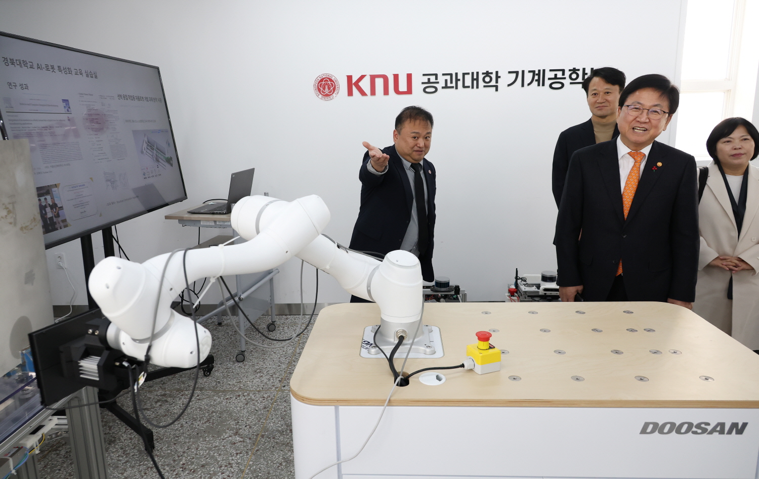 최교진 교육부 장관은 11월 28일(금), 경북대학교 산학협력관에서 국가균형성장을 위한 지방대학육성 방안 관련 대경·강원권 현장간담회를 개최했다.