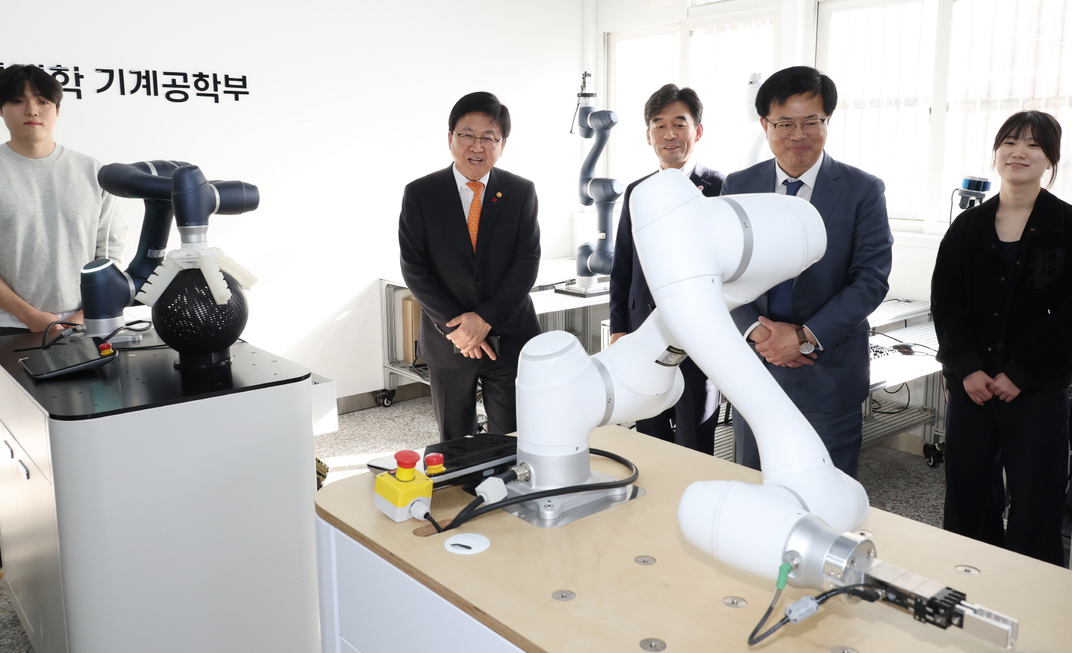 최교진 교육부 장관은 11월 28일(금), 경북대학교 산학협력관에서 국가균형성장을 위한 지방대학육성 방안 관련 대경·강원권 현장간담회를 개최했다.