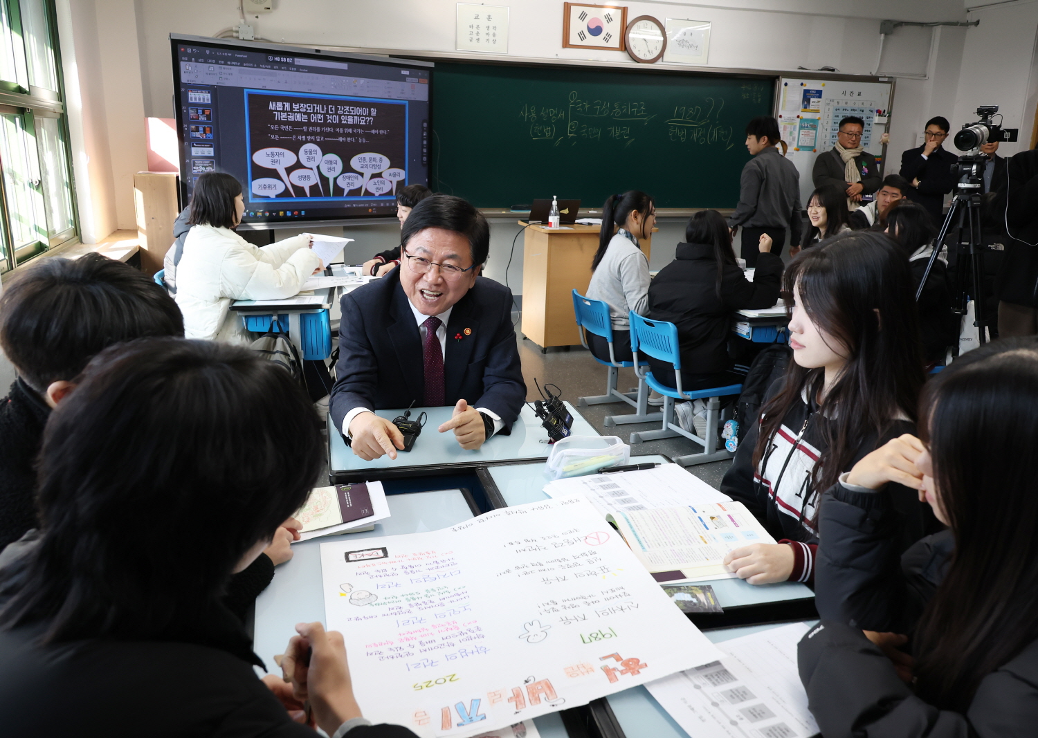 최교진 교육부 장관은 12월 1일(월) 서울 난우중학교를 방문해 헌법과 기본권을 주제로 한 중학교 3학년 사회 수업을 참관