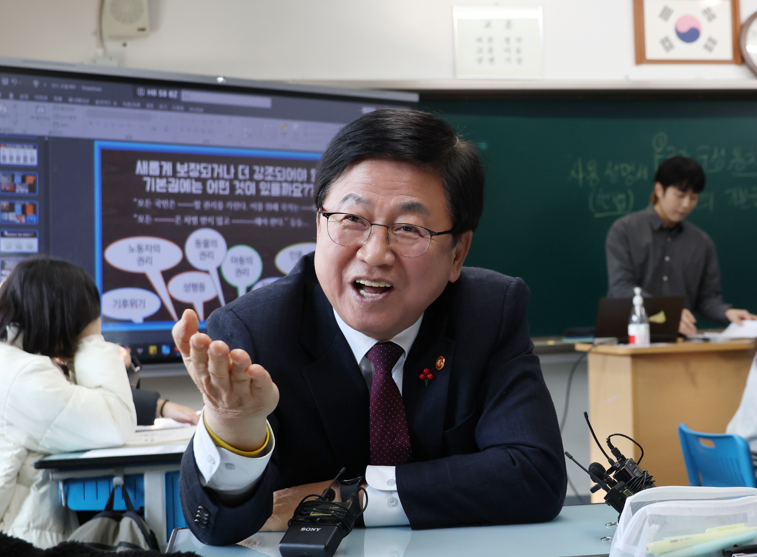 최교진 교육부 장관은 12월 1일(월) 서울 난우중학교를 방문해 헌법과 기본권을 주제로 한 중학교 3학년 사회 수업을 참관