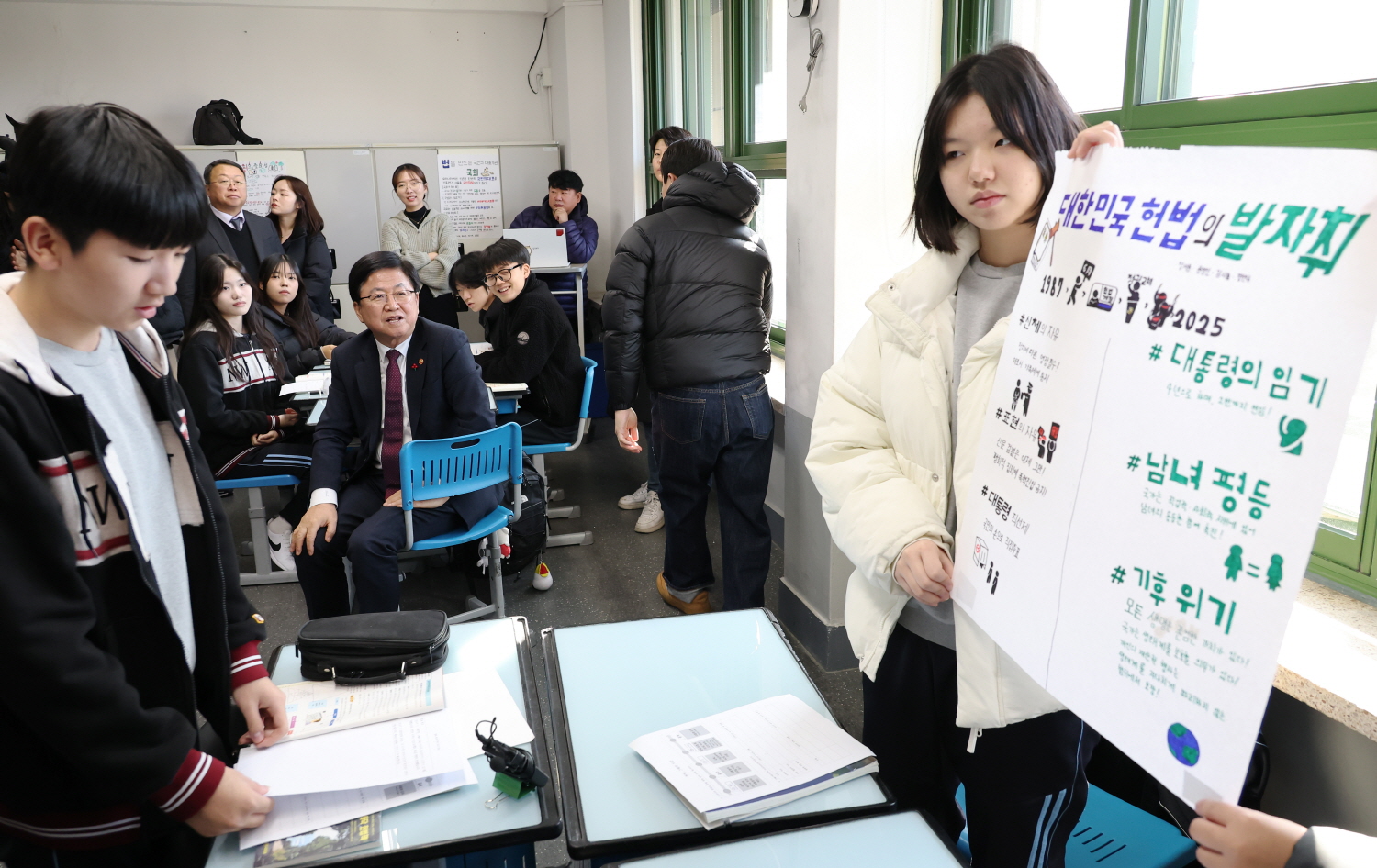 최교진 교육부 장관은 12월 1일(월) 서울 난우중학교를 방문해 헌법과 기본권을 주제로 한 중학교 3학년 사회 수업을 참관
