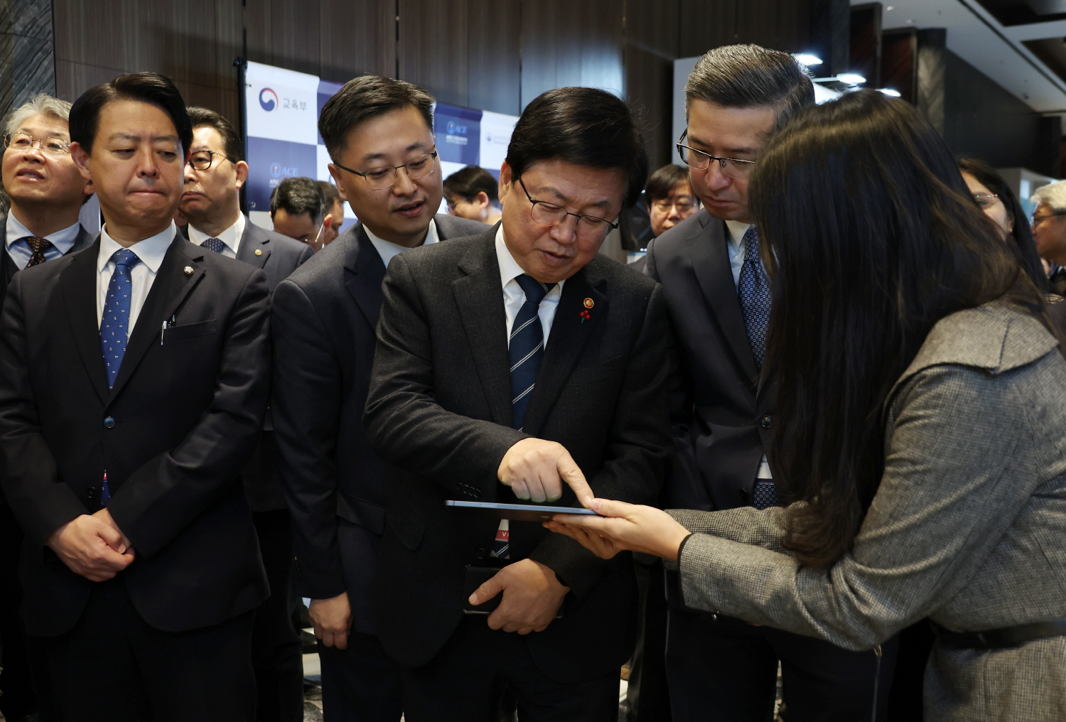 교육부는 12월 4일(목)부터 5일(금)까지 이틀간 JW 메리어트 동대문 스퀘어 서울에서 「2025 글로벌 인공지능(AI) 인재 양성 및 교육 포럼」을 개최했다.