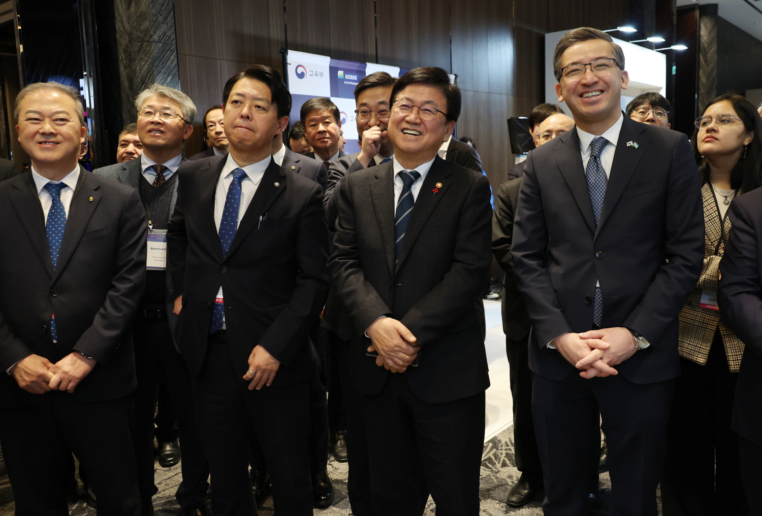 교육부는 12월 4일(목)부터 5일(금)까지 이틀간 JW 메리어트 동대문 스퀘어 서울에서 「2025 글로벌 인공지능(AI) 인재 양성 및 교육 포럼」을 개최했다.