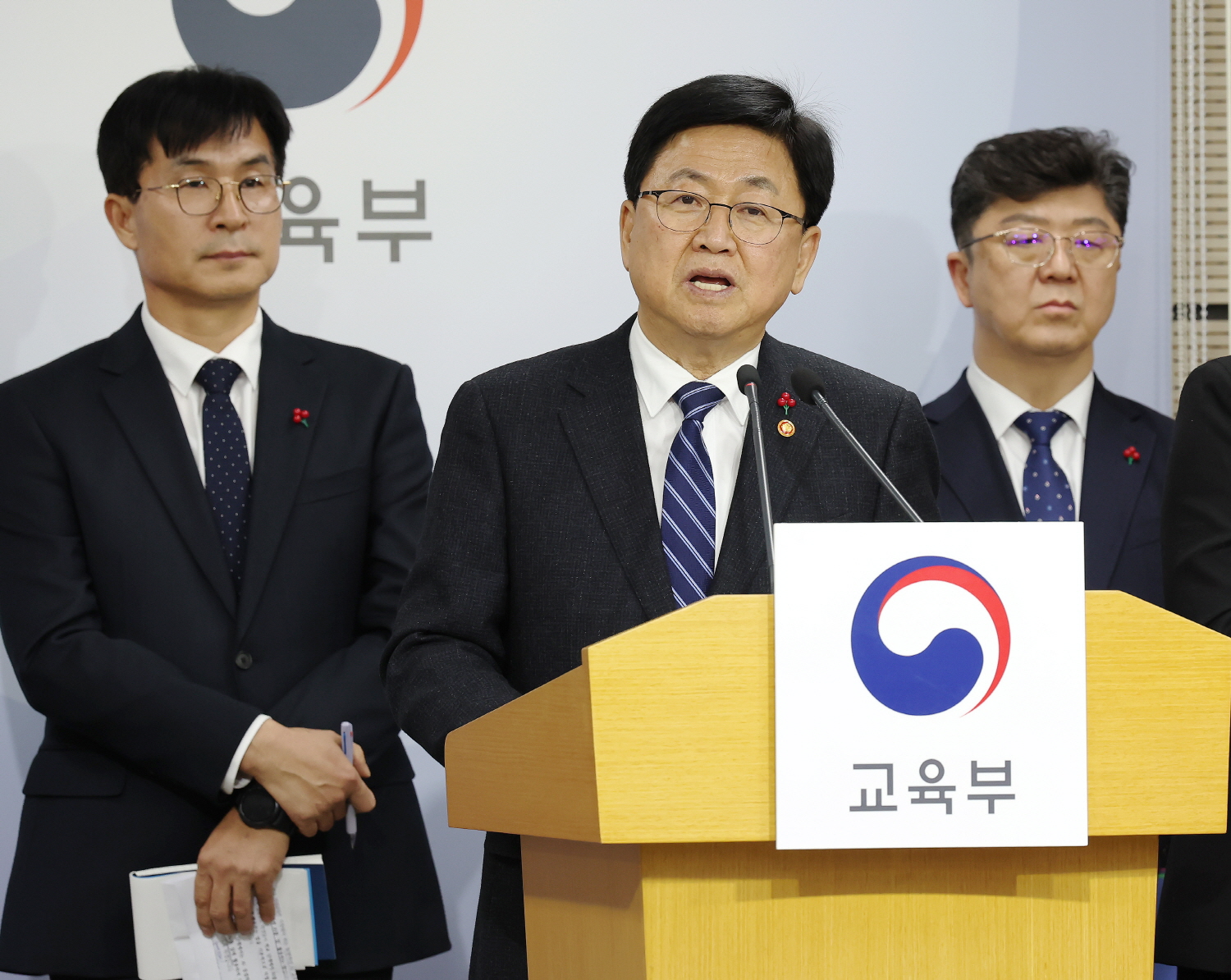 최교진 교육부 장관은 12월 12일(금), 정부세종청사에서 부처 업무보고 브리핑을 갖고