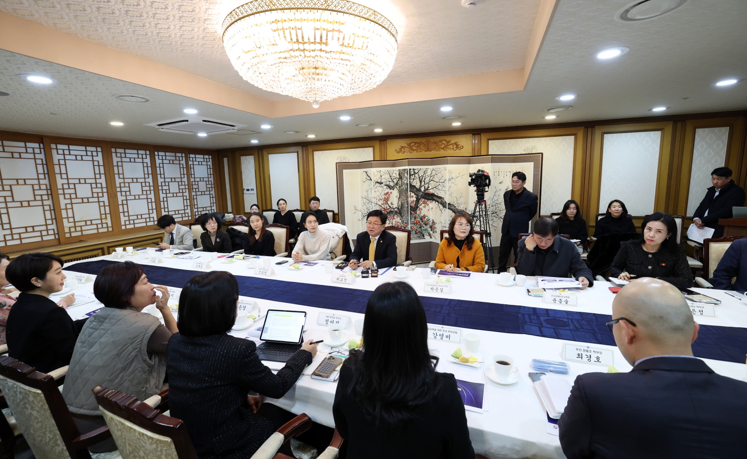 최교진 교육부 장관은 12월 18일(목), 정부서울청사에서 학부모 단체 대표, 현장 학부모들과 함께 ‘제1차 교육진담 간담회’를 개최했다.