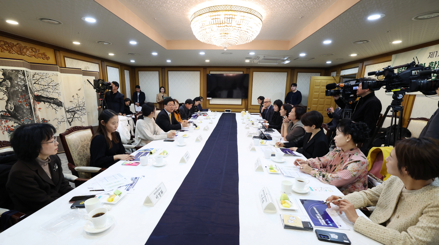 최교진 교육부 장관은 12월 18일(목), 정부서울청사에서 학부모 단체 대표, 현장 학부모들과 함께 ‘제1차 교육진담 간담회’를 개최했다.