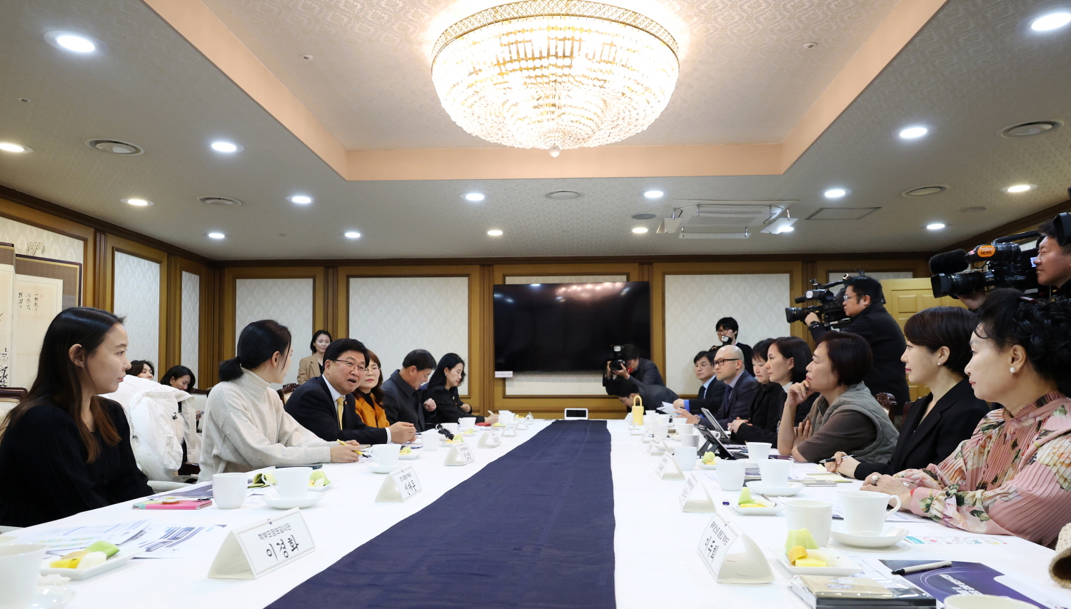 최교진 교육부 장관은 12월 18일(목), 정부서울청사에서 학부모 단체 대표, 현장 학부모들과 함께 ‘제1차 교육진담 간담회’를 개최했다.