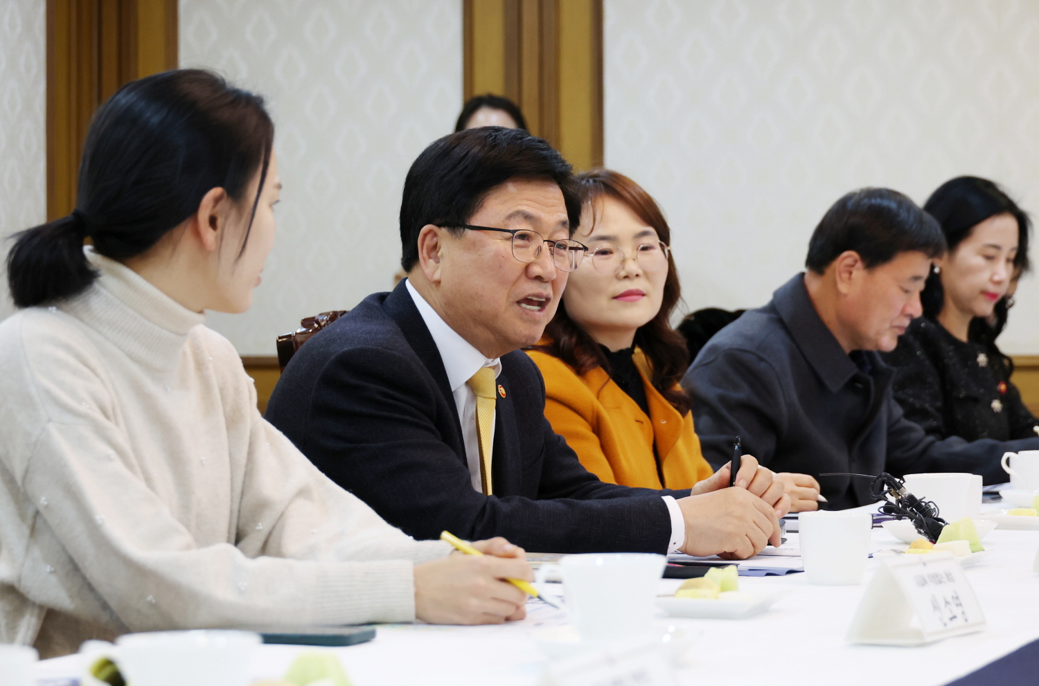 최교진 교육부 장관은 12월 18일(목), 정부서울청사에서 학부모 단체 대표, 현장 학부모들과 함께 ‘제1차 교육진담 간담회’를 개최했다.