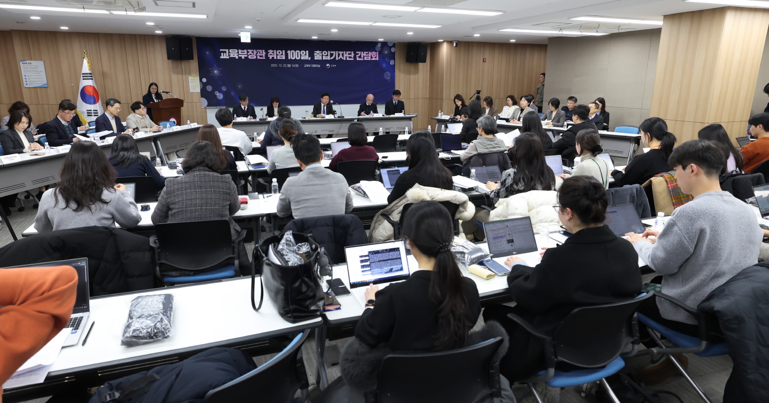 최교진 교육부 장관이 12월 22일(월), 정부세종청사 교육부 대회의실에서 취임 100일, 출입기자단 간담회를 갖고 인사말을 하고 있다.