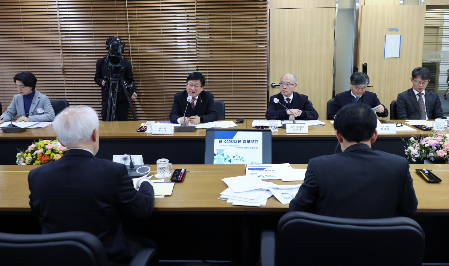 최교진 교육부 장관은 1월 8일(목), 한국장학재단, 한국교육학술정보원, 한국사학진흥재단, 한국연구재단으로부터 업무보고를 받았다.