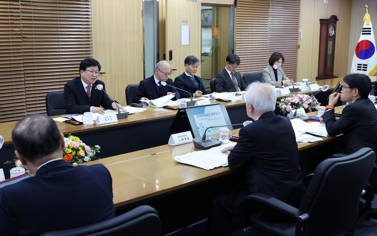 최교진 교육부 장관은 1월 8일(목), 한국장학재단, 한국교육학술정보원, 한국사학진흥재단, 한국연구재단으로부터 업무보고를 받았다.