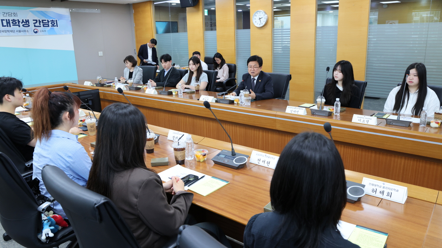 최교진 교육부 장관은 5월 22일(금) 한국장학재단 서울사무소에서 국가장학금을 비롯한 정부 학자금 지원 제도에 관한 ‘제5차 교육진담 간담회’를 개최