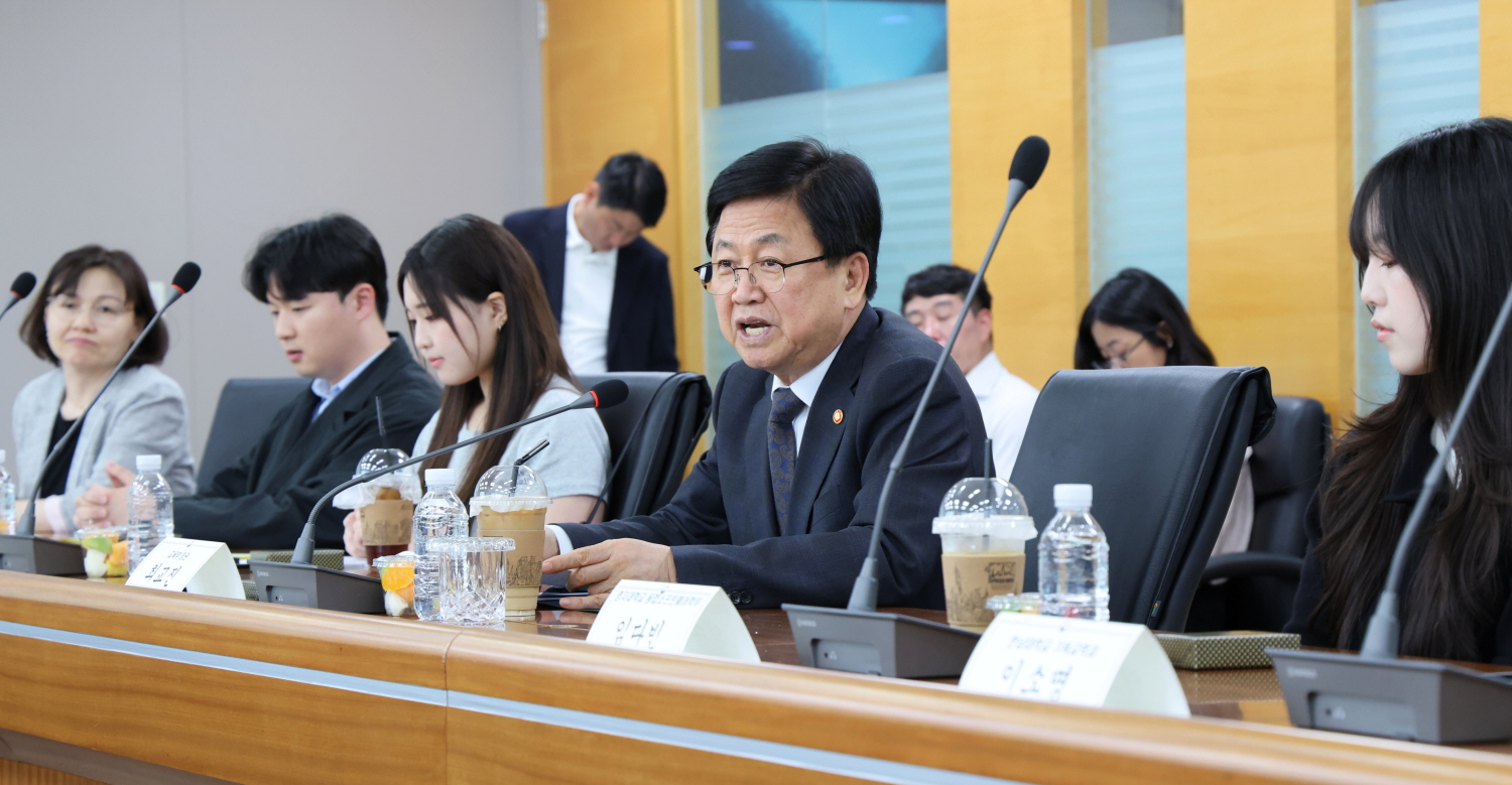 최교진 교육부 장관은 5월 22일(금) 한국장학재단 서울사무소에서 국가장학금을 비롯한 정부 학자금 지원 제도에 관한 ‘제5차 교육진담 간담회’를 개최