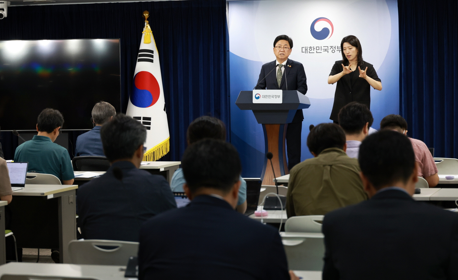 최교진 교육부 장관은 6월 9일(화), 정부서울청사에서 ‘10대 청소년 자살예방 범정부 추진 대책’을 발표했다.