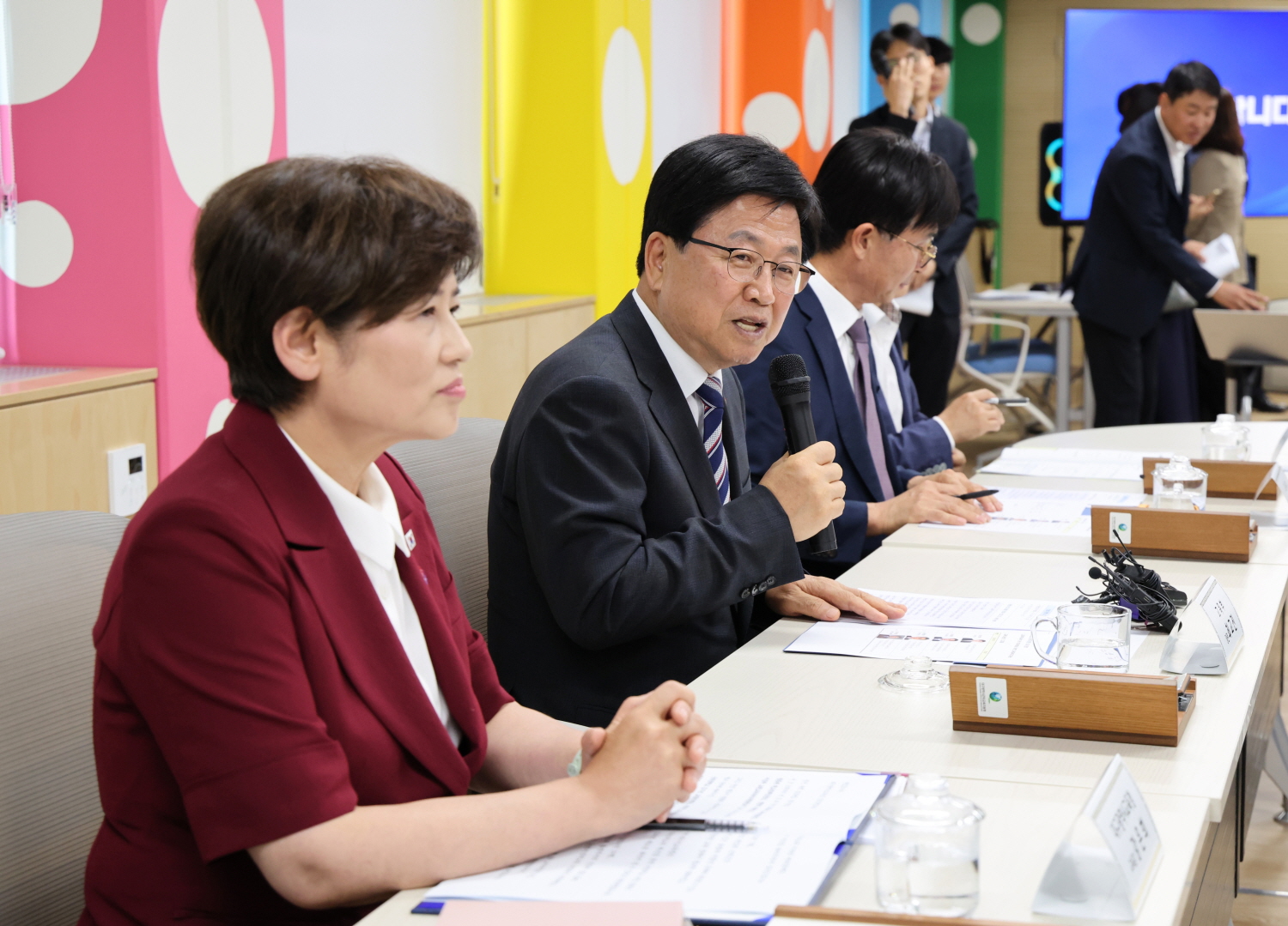 군위중학교(대구광역시 군위군 소재)에서 지역·학교의 관계자들과 간담회를 개최