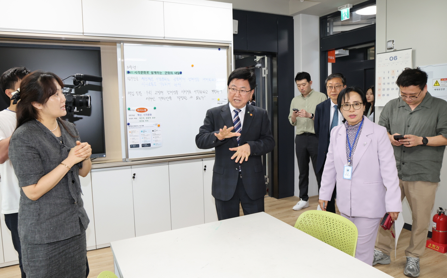 군위중학교(대구광역시 군위군 소재)에서 지역·학교의 관계자들과 간담회를 개최