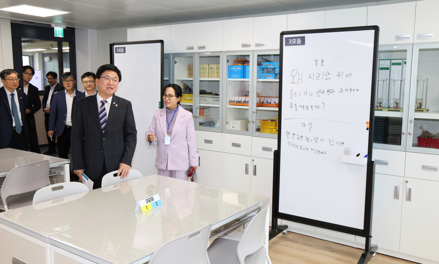 군위중학교(대구광역시 군위군 소재)에서 지역·학교의 관계자들과 간담회를 개최