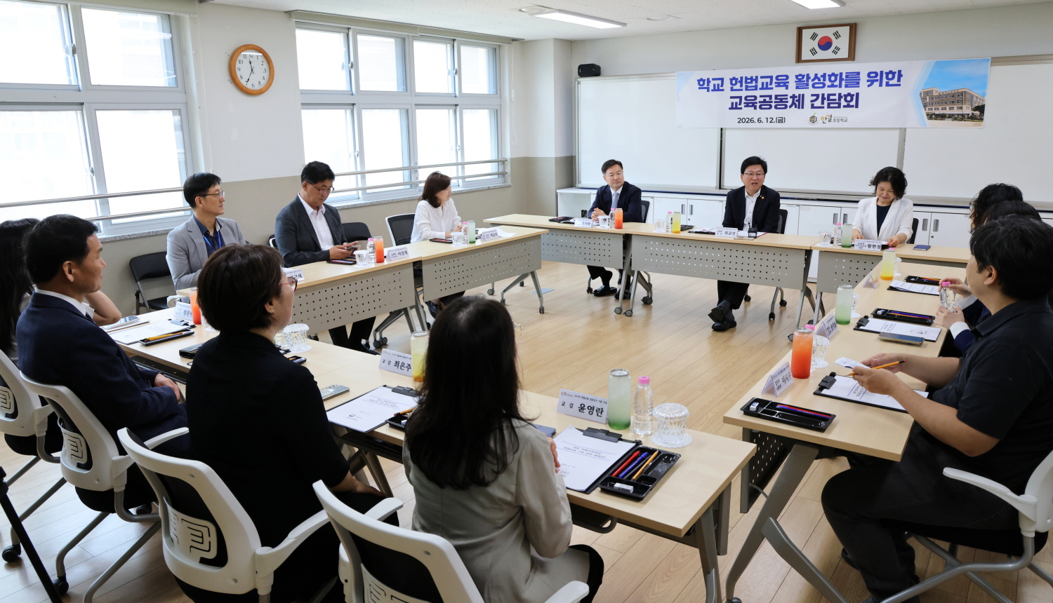 최교진 교육부 장관은 6월 12일(금) 세종 한결초등학교를 방문하여 ‘인권과 법’을 주제로 한 초등학교 3학년 헌법교육 수업을 참관