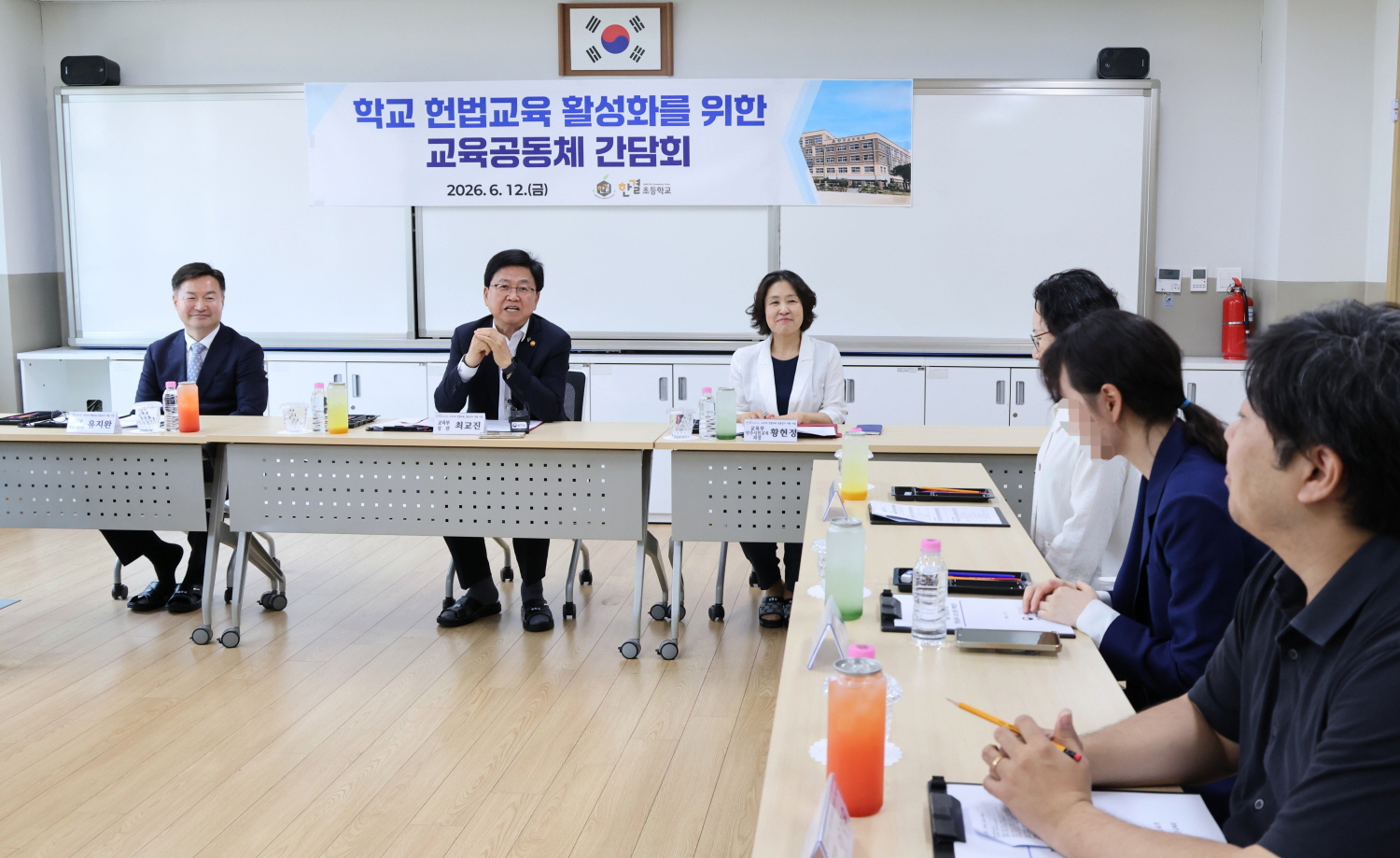 최교진 교육부 장관은 6월 12일(금) 세종 한결초등학교를 방문하여 ‘인권과 법’을 주제로 한 초등학교 3학년 헌법교육 수업을 참관