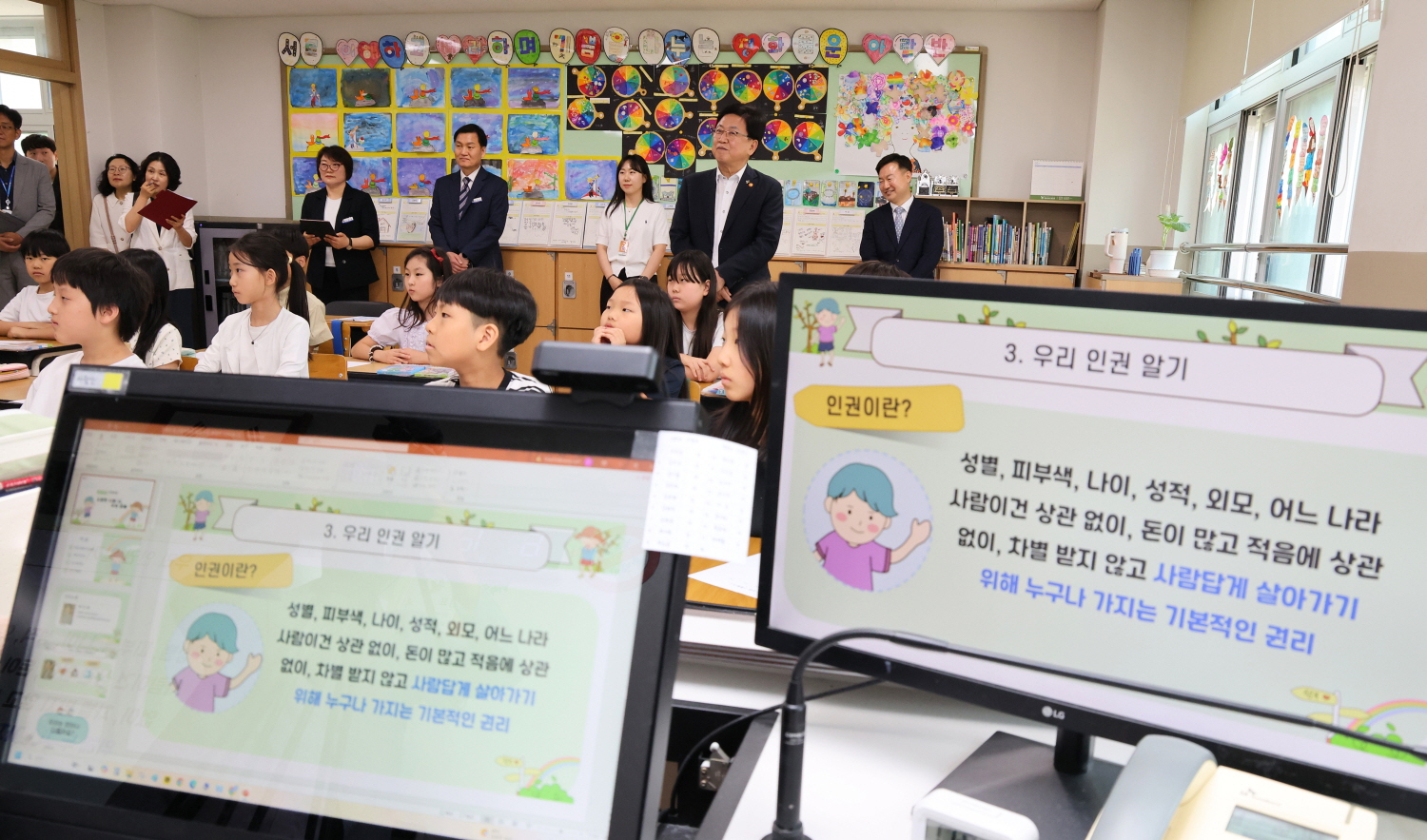 최교진 교육부 장관은 6월 12일(금) 세종 한결초등학교를 방문하여 ‘인권과 법’을 주제로 한 초등학교 3학년 헌법교육 수업을 참관