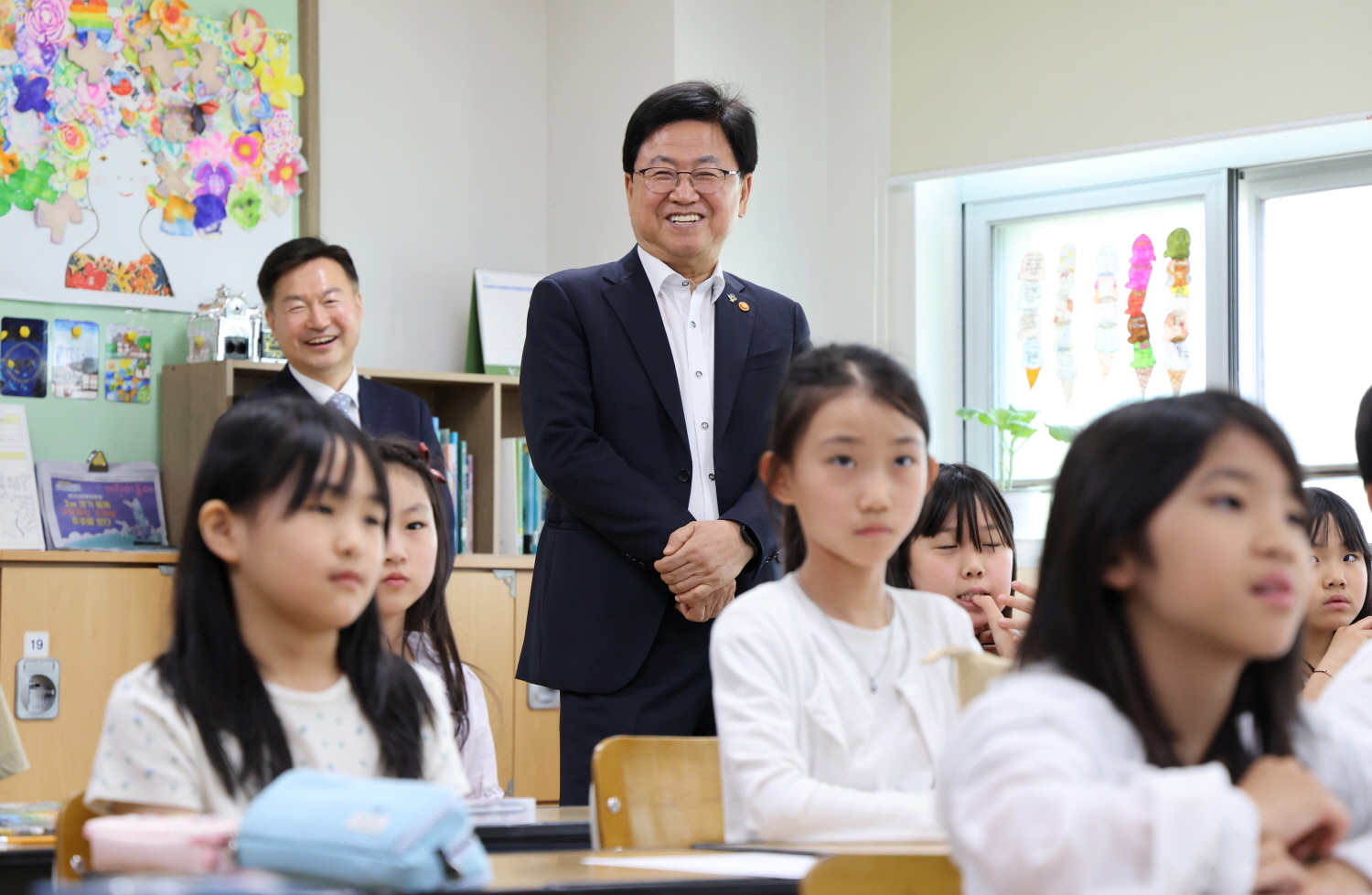 최교진 교육부 장관은 6월 12일(금) 세종 한결초등학교를 방문하여 ‘인권과 법’을 주제로 한 초등학교 3학년 헌법교육 수업을 참관