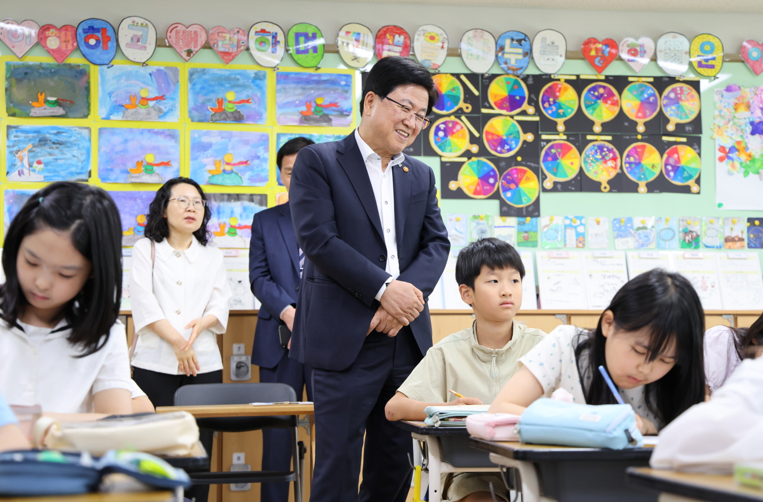 최교진 교육부 장관은 6월 12일(금) 세종 한결초등학교를 방문하여 ‘인권과 법’을 주제로 한 초등학교 3학년 헌법교육 수업을 참관