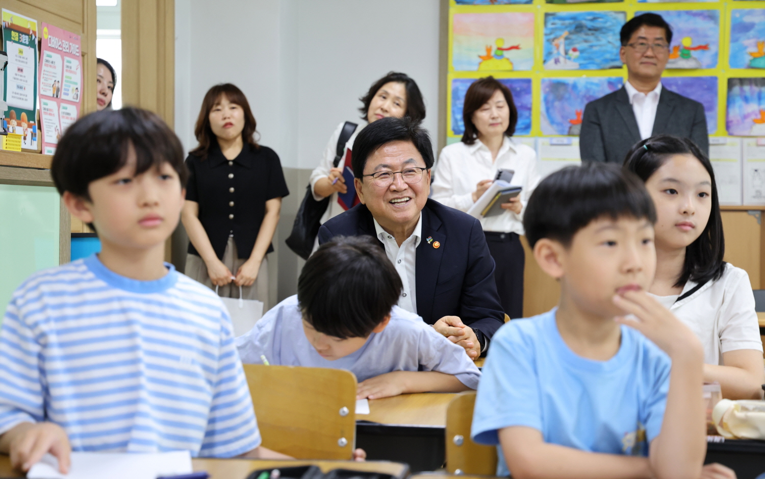 최교진 교육부 장관은 6월 12일(금) 세종 한결초등학교를 방문하여 ‘인권과 법’을 주제로 한 초등학교 3학년 헌법교육 수업을 참관