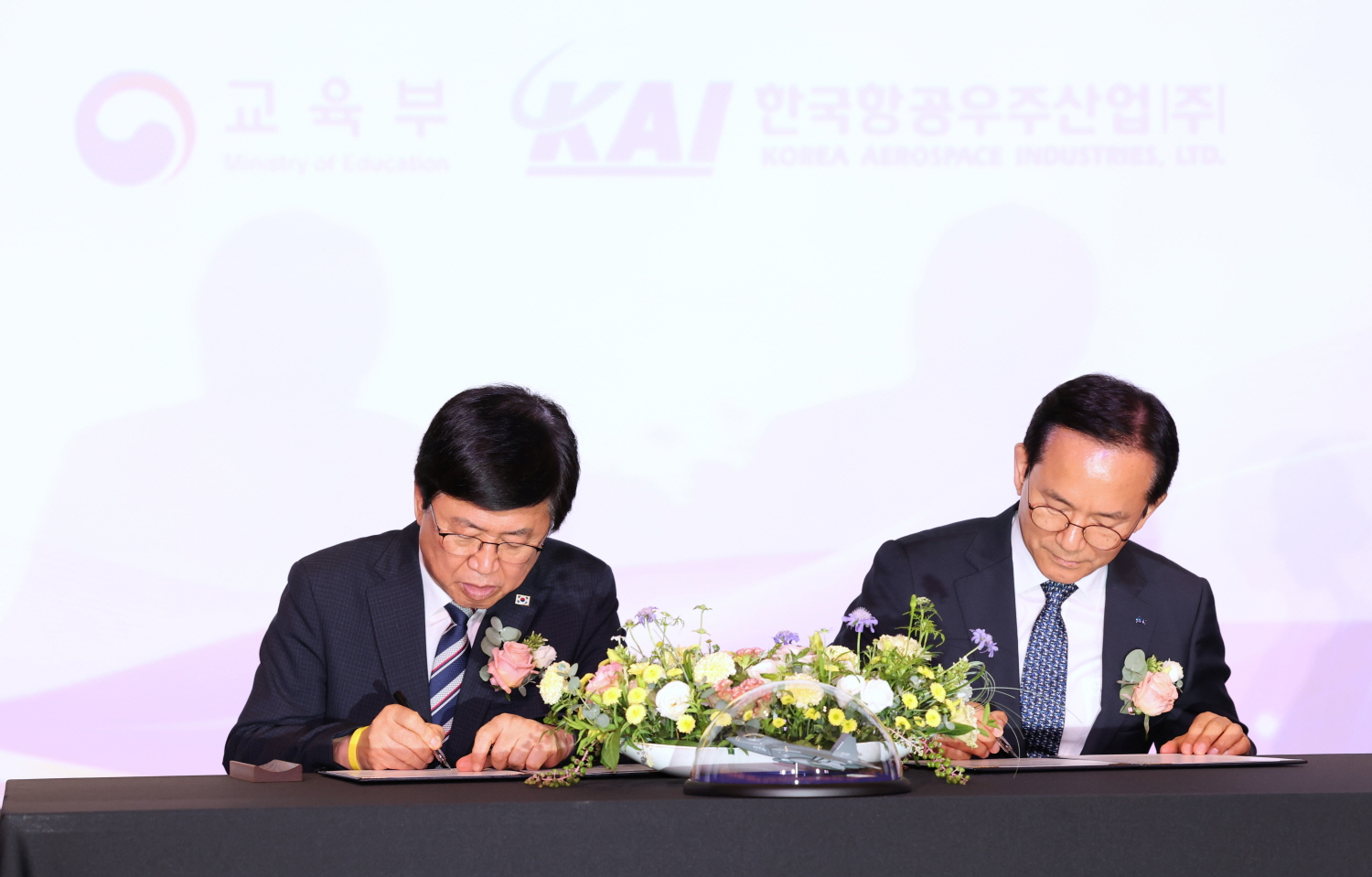 교육부는 한국항공우주산업과 9월 1일(화) 서울 에프케이아이(FKI) 컨퍼런스센터에서 직업계고 기술인재 취업 활성화를 위한 업무협약을 체결하고 채용설명회를 개최했다.