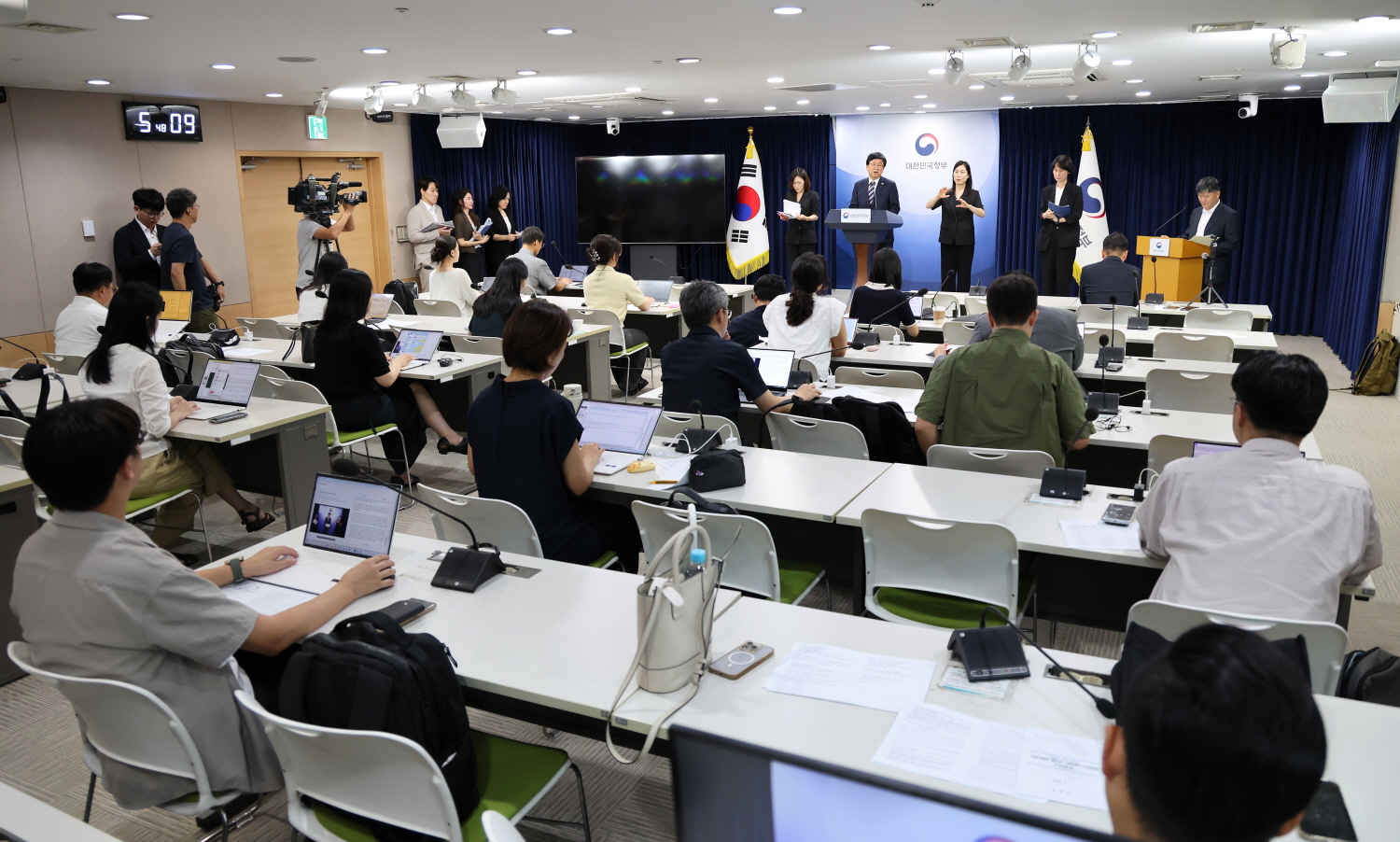 최교진 교육부 장관은 9월 1일(화), 정부서울청사에서 2026년 ‘서울대 10개 만들기’ 패키지 지원대학으로 부산대학교, 전남대학교, 충남대학교가 선정되었음을 발표하였다.