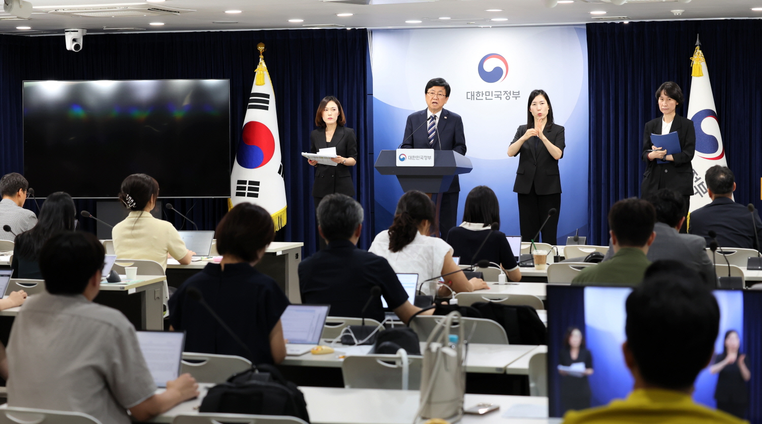 최교진 교육부 장관은 9월 1일(화), 정부서울청사에서 2026년 ‘서울대 10개 만들기’ 패키지 지원대학으로 부산대학교, 전남대학교, 충남대학교가 선정되었음을 발표하였다.