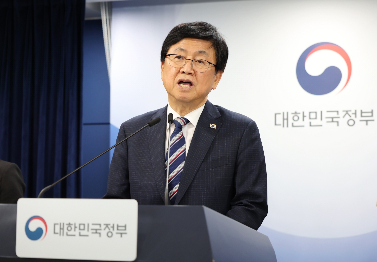 최교진 교육부 장관은 9월 1일(화), 정부서울청사에서 2026년 ‘서울대 10개 만들기’ 패키지 지원대학으로 부산대학교, 전남대학교, 충남대학교가 선정되었음을 발표하였다.
