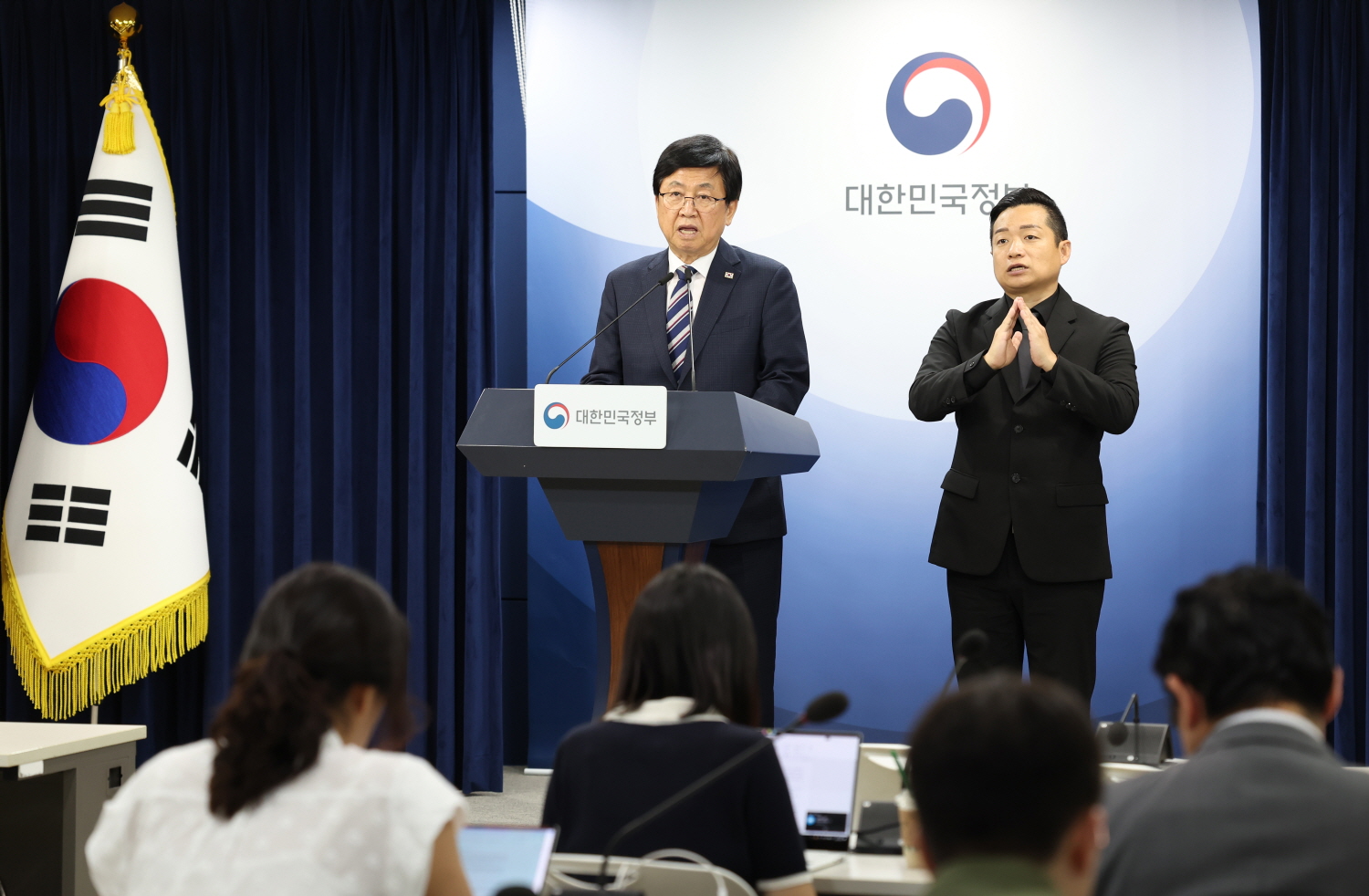 최교진 교육부 장관은 9월 1일(화), 정부서울청사에서 2026년 ‘서울대 10개 만들기’ 패키지 지원대학으로 부산대학교, 전남대학교, 충남대학교가 선정되었음을 발표하였다.