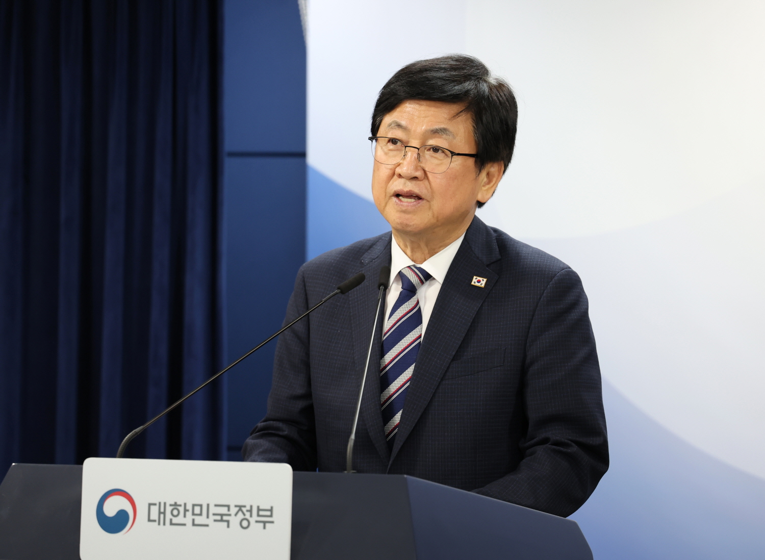 최교진 교육부 장관은 9월 1일(화), 정부서울청사에서 2026년 ‘서울대 10개 만들기’ 패키지 지원대학으로 부산대학교, 전남대학교, 충남대학교가 선정되었음을 발표하였다.