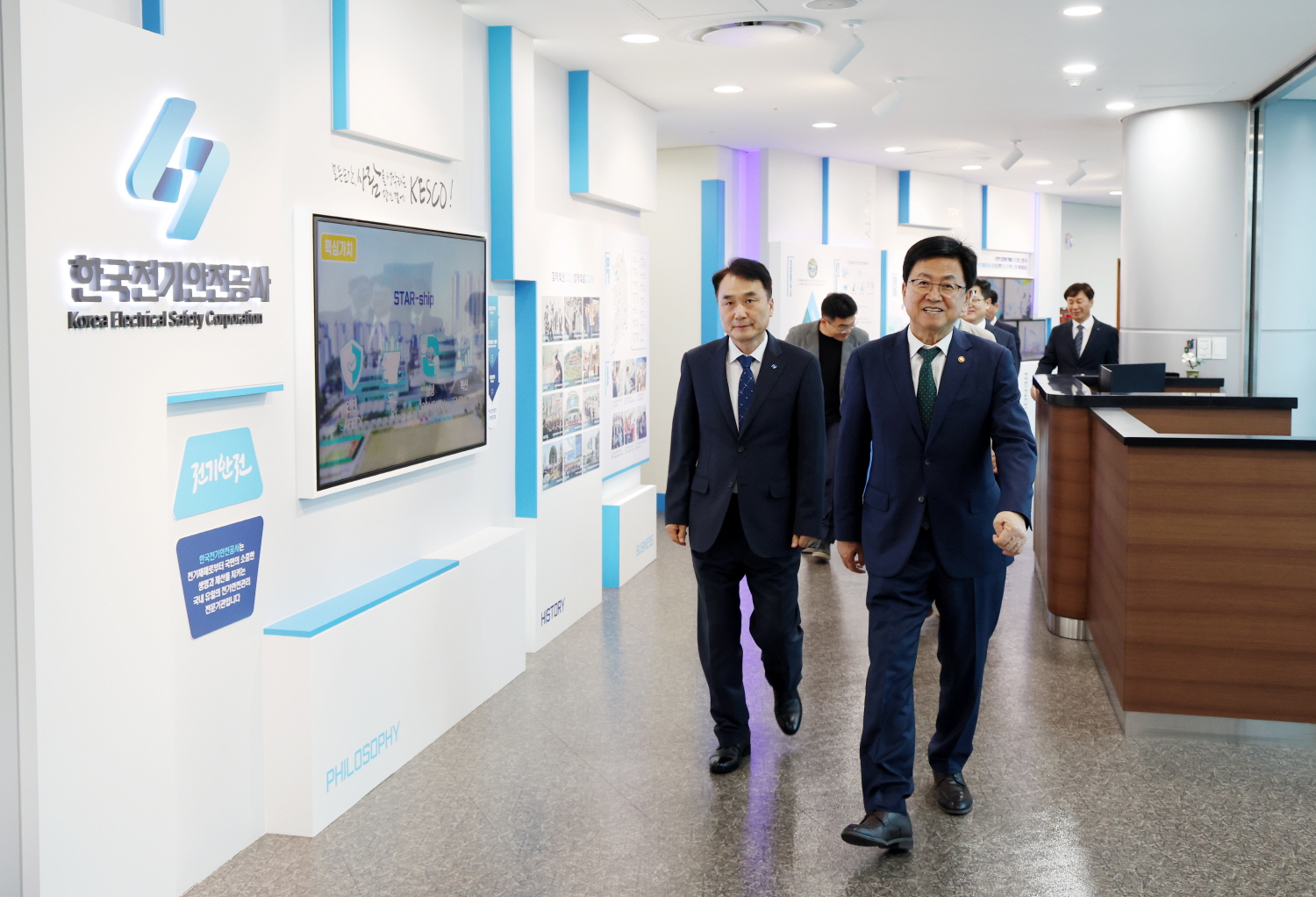 교육부는 10월 15일(목) 한국전기안전공사와 학교 태양광 설비의 안전 확보를 위한 업무협약을 체결했다.