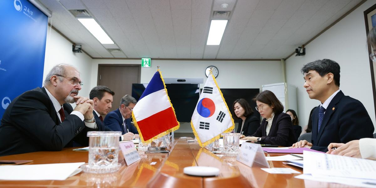 230209 Courtesy Call of French Ambassador to Korea(5)