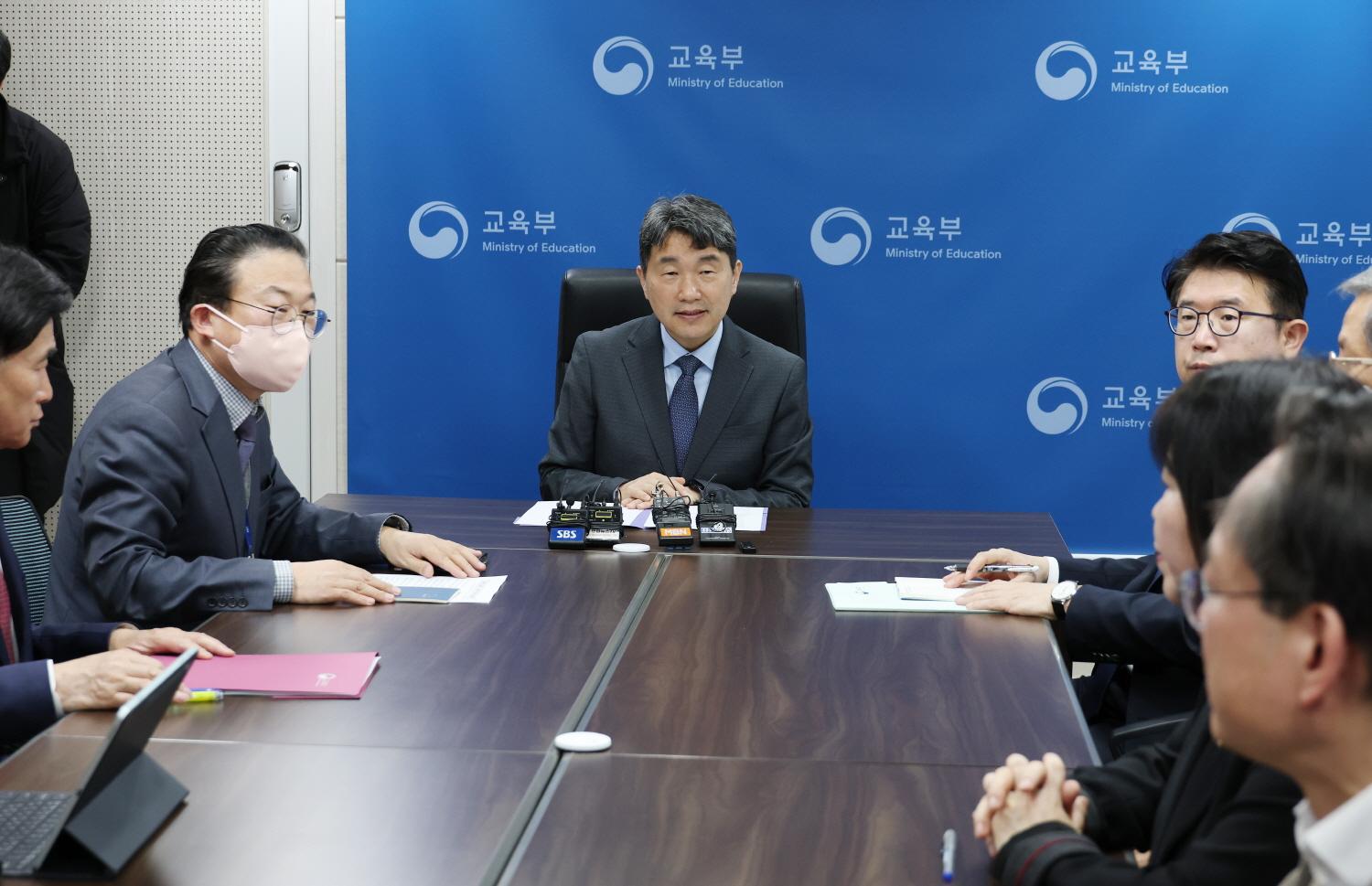Policy discussion roundtable for reducing private education expenditure (3)