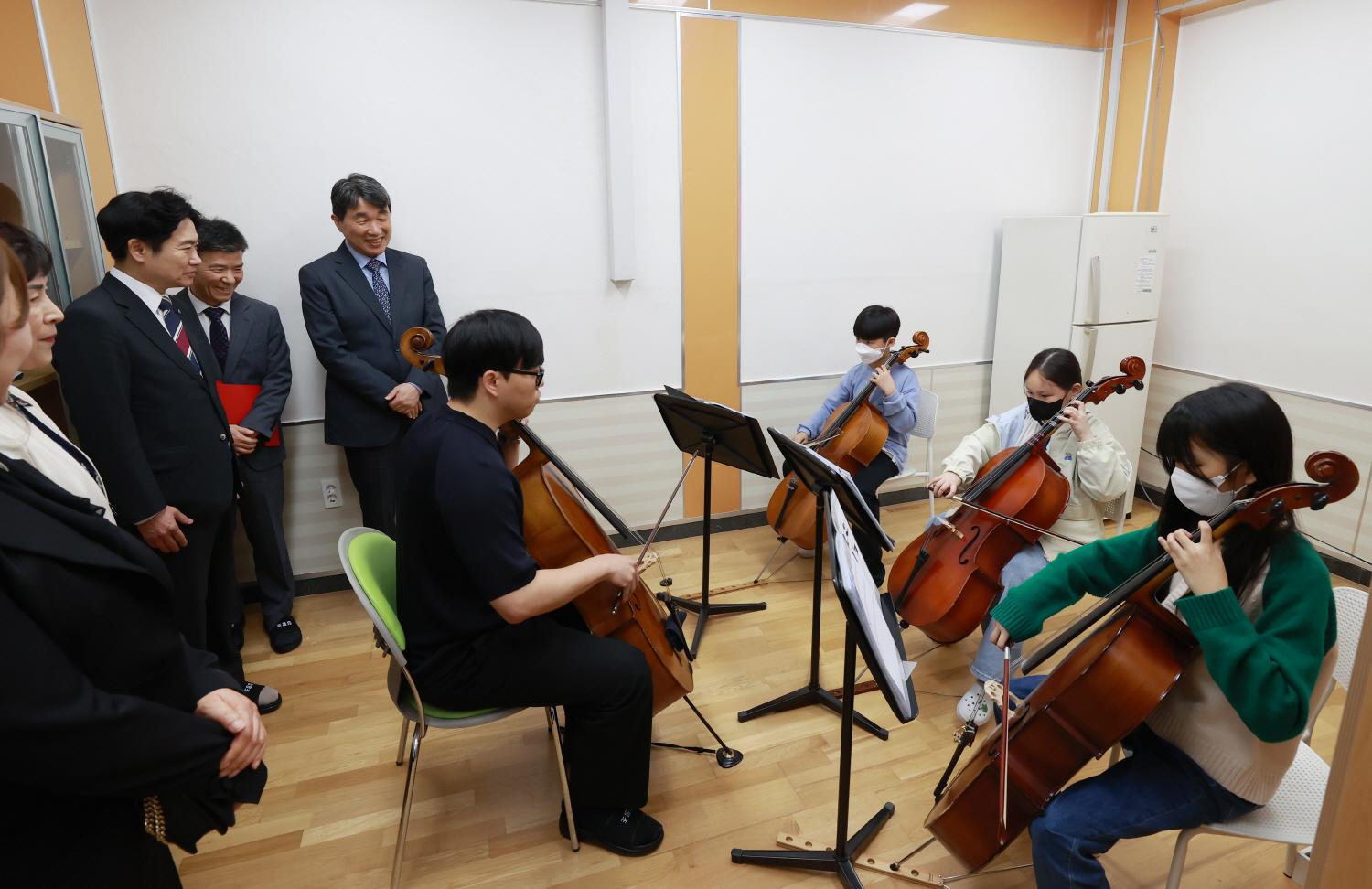 230501_Deputy PM observes school sports and arts activities(2)