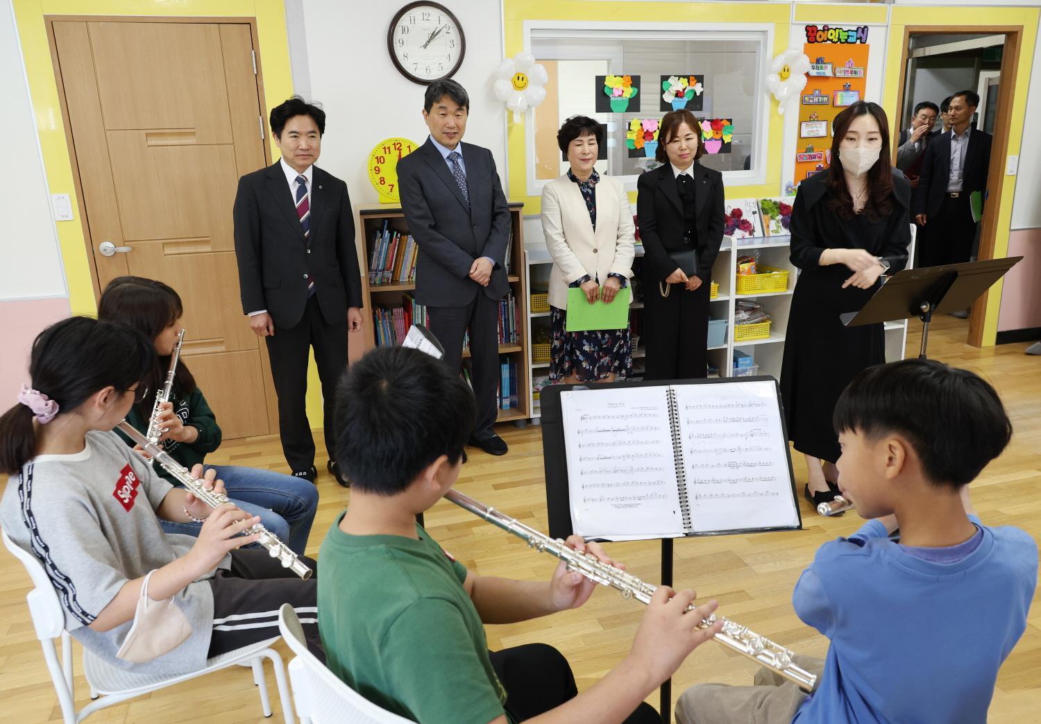 230501_Deputy PM observes school sports and arts activities(3)