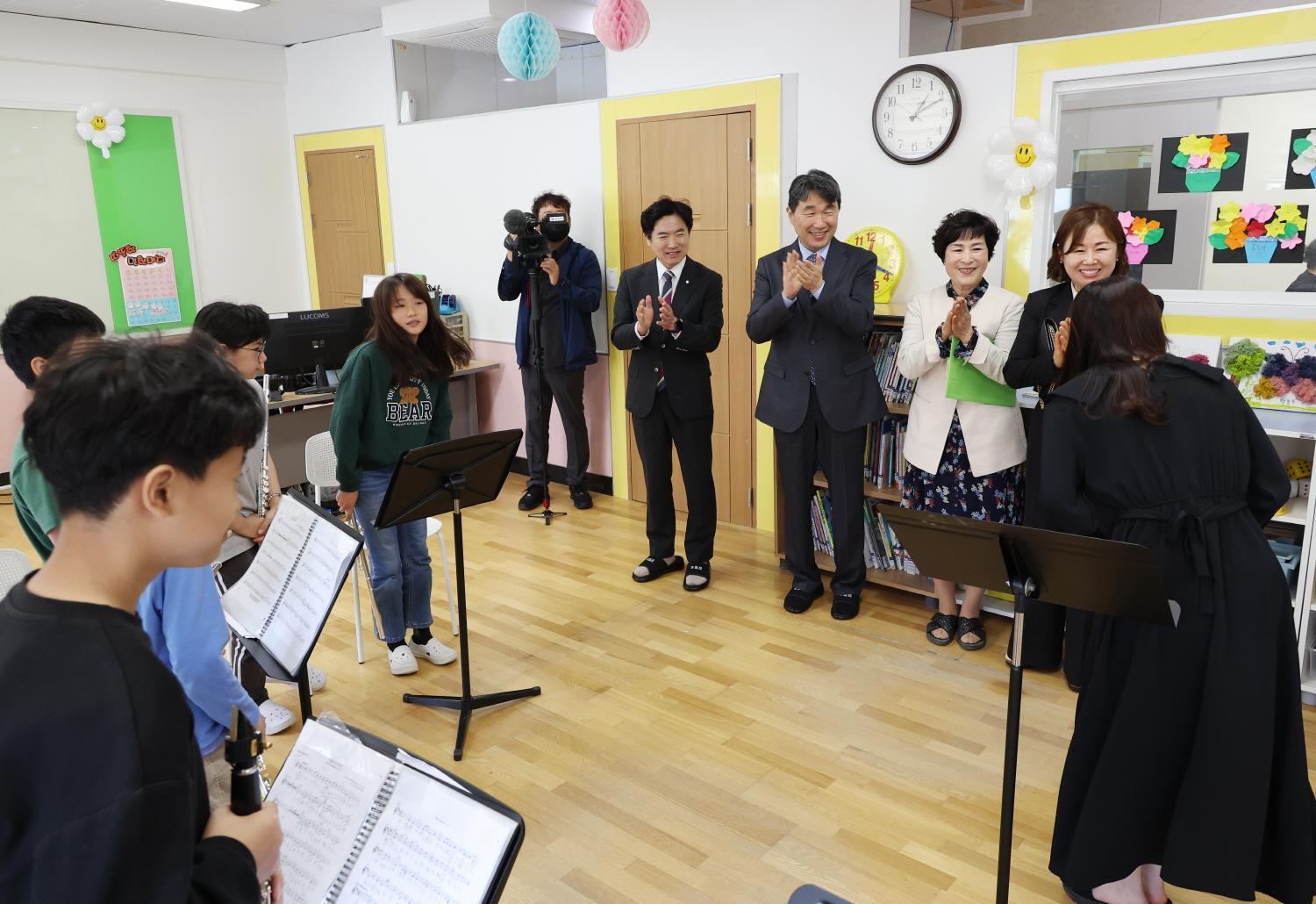 230501_Deputy PM observes school sports and arts activities(4)