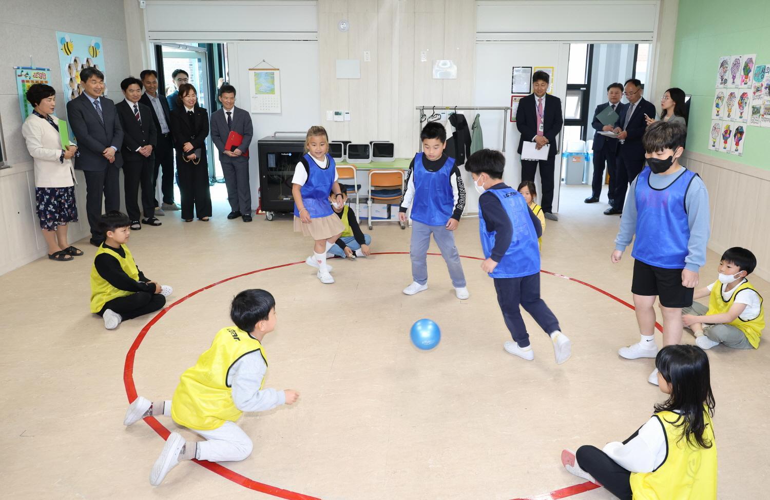 230501_Deputy PM observes school sports and arts activities(5)