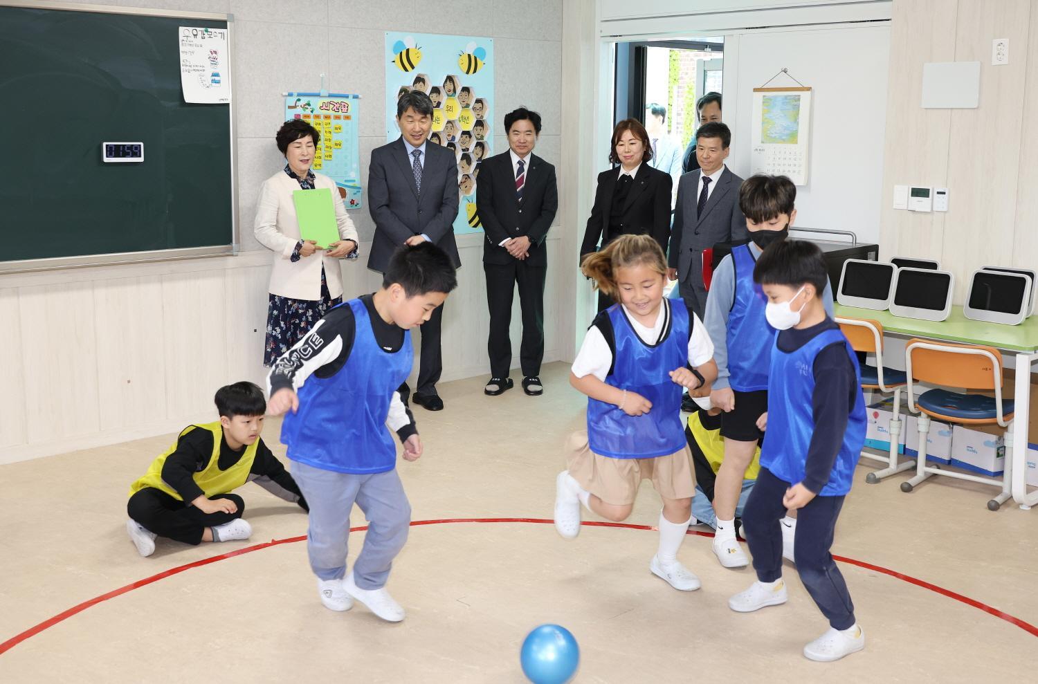 230501_Deputy PM observes school sports and arts activities(6)